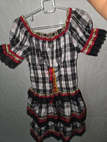 Vestido Junino Preto veste P e M, usado apenas uma vez (aceito ofertas)