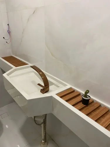 Pias lavatórios para banheiro em porcelanato e lâminas sinterizadas ultra compacta