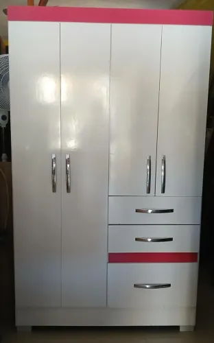 GUARDA ROUPA BEM CONSERVADO. FAÇO A ENTREGA *