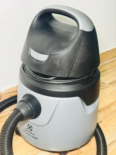 Aspirador de pó e água Electrolux