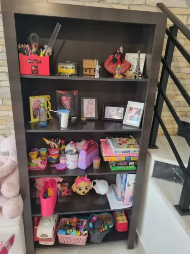 Estante livreiro com pequeno defeito na parte de baixo