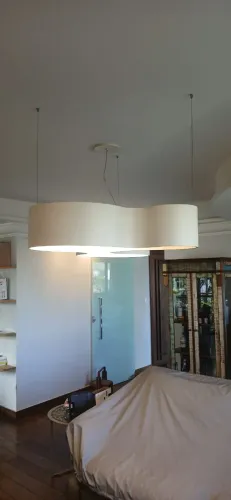 Luminária com design moderno.
