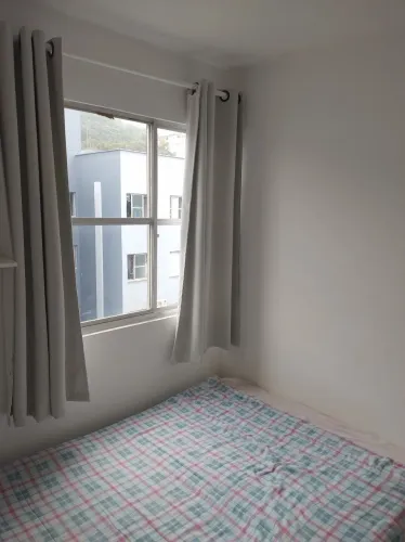 Aluga-se quarto para dividir apartamento.