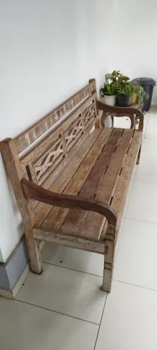 Banco de madeira de demolição
