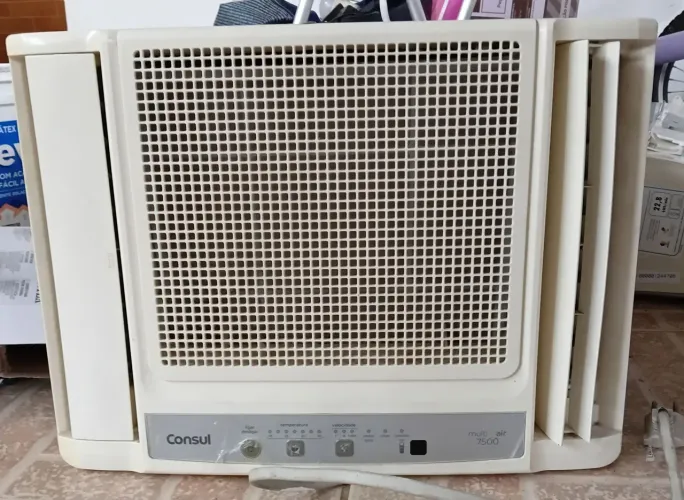 Vendo ar condicionado 220, já vai com transformador, funcionando perfeitamente valor 600 r