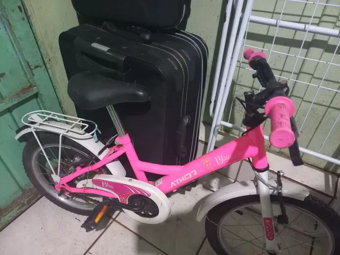 Bicicleta rosa para criança até 4 anos