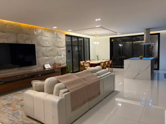 Sobrado Alto Padrão 244m² | Condomínio Helena Maria | 4 Quartos | Pronto para Morar