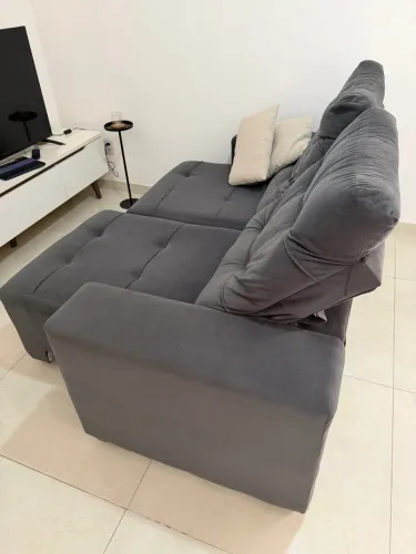 Sofá retrátil 3 lugares em suede grafite - bem conservado