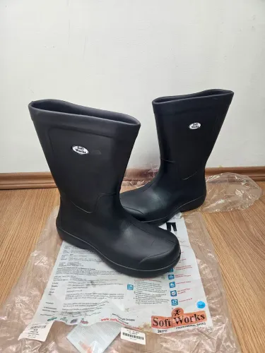 Bota em E.V.A cano longo Tam. 43 *nunca usada*