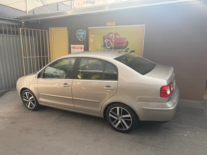 Volkswagen Polo Sedan 1.6 MI Total Flex 8V 4P 2011