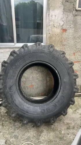 Pneu retroescavadeira 