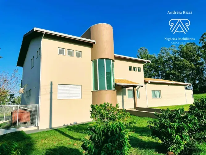 Lindo sobrado à venda, com 276m2, com vista incrível para um vale.