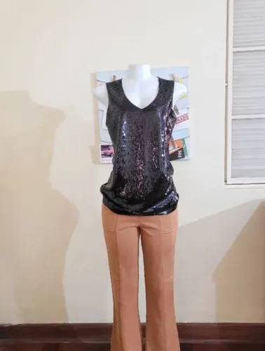 Blusa preta Calvin Klein paetês luxo tam P