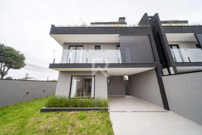 Sobrado Triplex com Jardim Privativo, 3 Quartos e 2 Vagas à Venda, 141 m² - Santa Felicida
