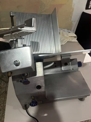 Máquina de cortar frios