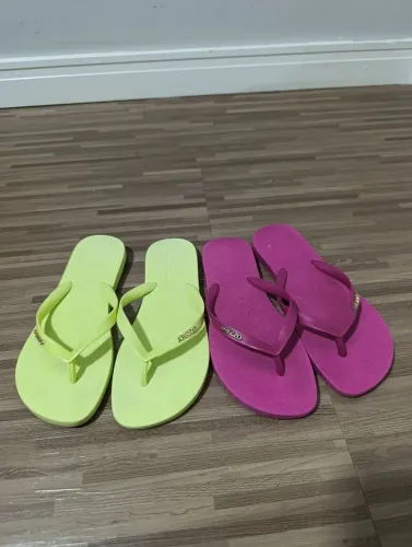 2 Chinelo Arezzo tamanho 34 - pink e verde
