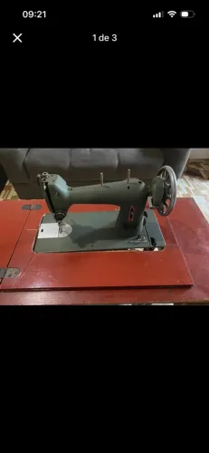 Máquina de Costura Antiga com Mesa de Madeira e Pedal - Retrô / Funcional