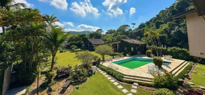 Casa à venda em condomínio fechado na Praia do Pernambuco em Guarujá.