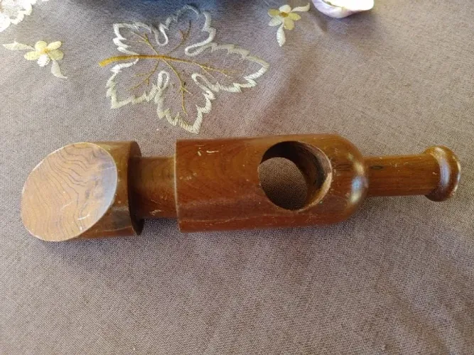 Suporte para garrafa em madeira