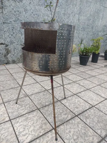 Churrasqueira feita com cesto de maq lavar. Excelente 