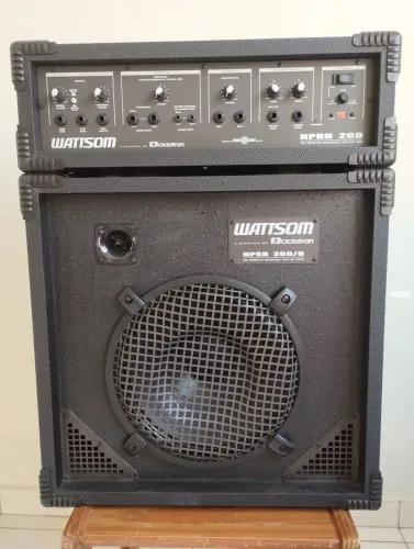 Caixa de som com amplificador.