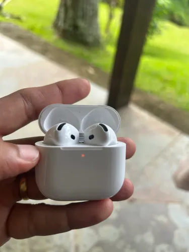 Apple AirPods 4 ANC com cancelamento de ruído
