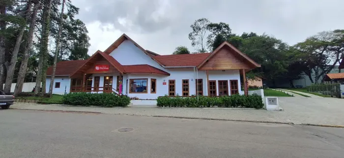 Galeria de Arte, Café e pousada com 4 Chalés na Avenida principal de Monte Verde