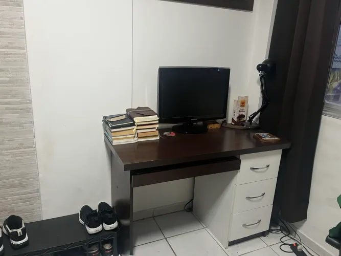 Escrivaninha reforçada 