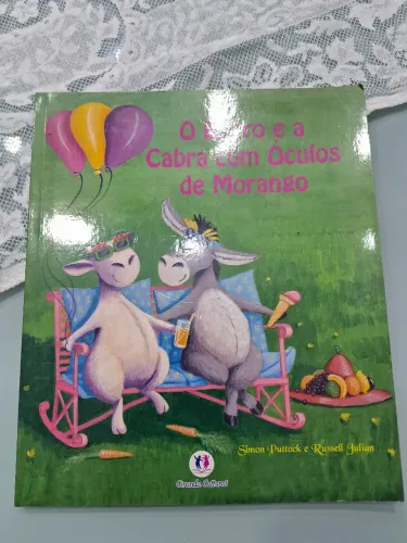 O Burro e a Cabra com óculos de Morango