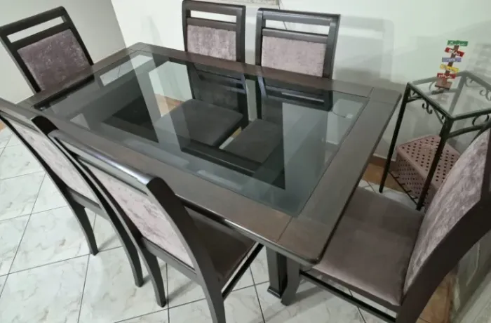 Mesa maciça de madeira com 6 lugares