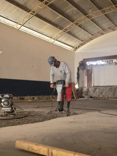 PISO INDUSTRIAL EM CONCRETO POLIDO