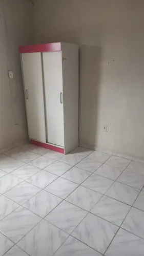 Aluga-se apartamento com móveis, luz, água e condomínio já inclusos no aluguel.