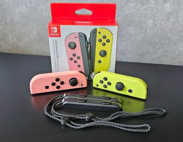 Par de Joy-Cons Nintendo Switch (Rosa Pastel / Amarelo) - Originais com Caixa e Alças