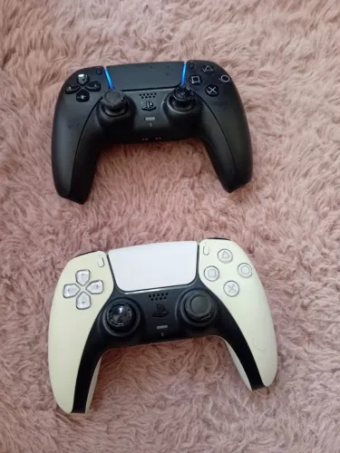 Vendo 2 controles DualSense originais do PS5, sendo 1 preto e 1 branco.