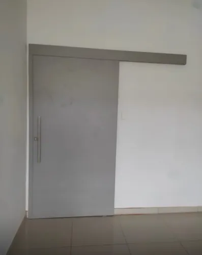 Porta grande de correr acompanhada com puxador 
