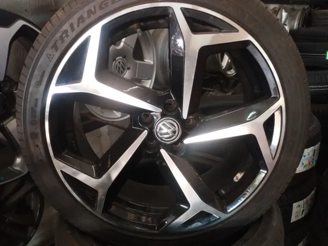 Rodas esportiva aro 18 com pneu 225/40 18