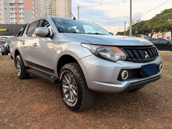 Mitsubishi L200 Triton Sport GLX 2.4 CD Diesel Mec. 2020
