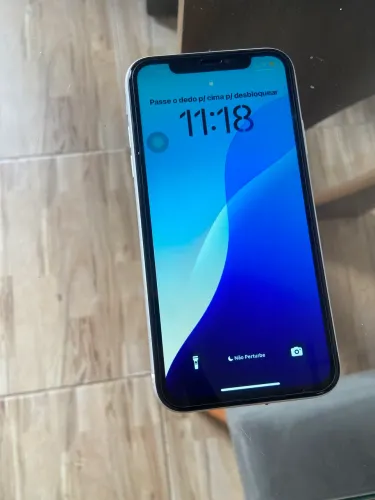 iPhone XR semi novo com o vidro de traz quebrado bateria 100%