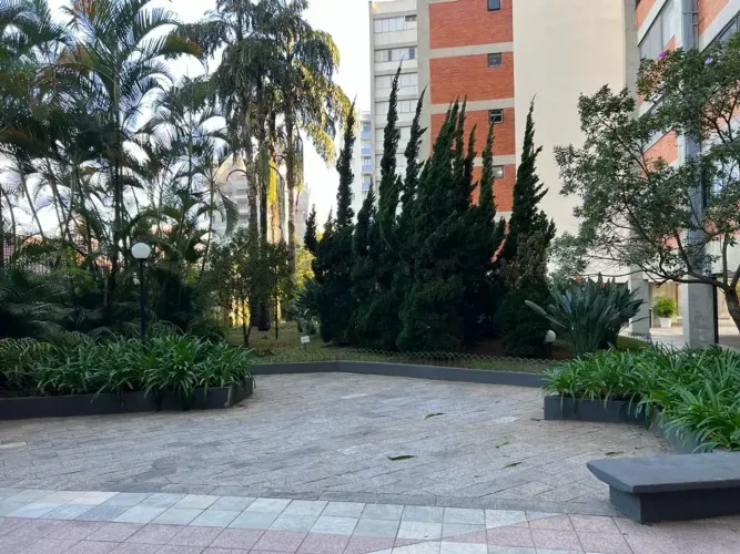 EM MEIO A MUITO VERDE ESPAÇOS DE CONVIVÊNCIA PLAY GROUND PISCINA 1OO M² AO LADO DO IBIRAPU