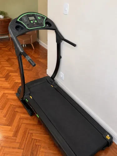 Esteira Ergométrica Dream Fitness 1.8 preta com detalhes verdes