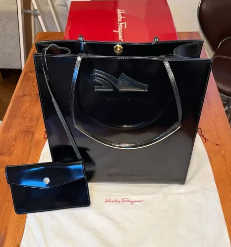 bolsa ferragamo couro verniz italiano preto impecável + carteira genuína original