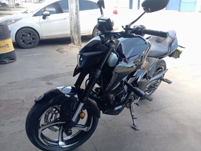 Zontes 350R 2025/26 em perfeito estado, só ligar e rodar. Única em acessórios.