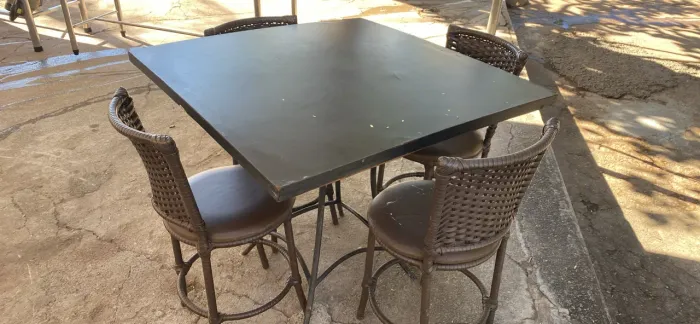 JOGO DE MESA DE MADEIRA COM 4 CADEIRAS DE FIBRA DE ALTA QUALIDADE.