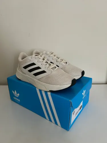 Tênis adidas off white 38