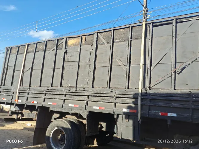 Carroceria boiadeira pronta à entrega.