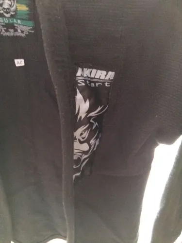 Kimono trançado de jiu-jitsu Oficial + Faixa Branca, Oficial da akira semi-novo.