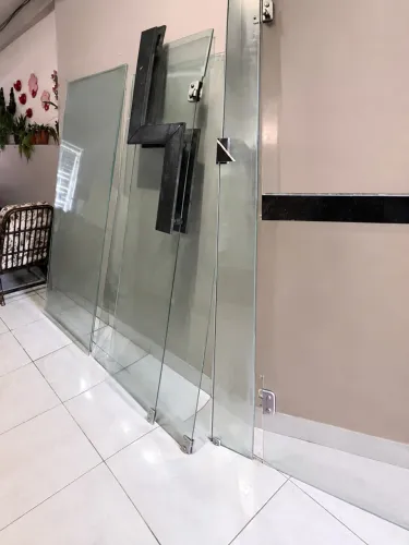 Oportunidade! 8 Folhas de Vidro 2m com Detalhes em Granito Preto