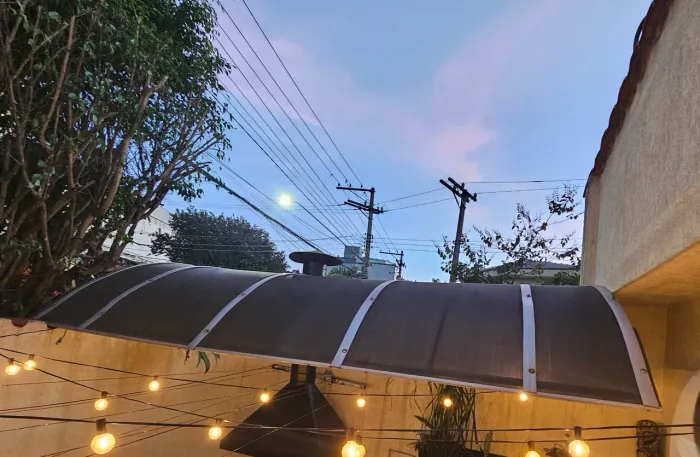 Toldo de policarbonato alveolar fumê com 3.37x1.25m de avanço