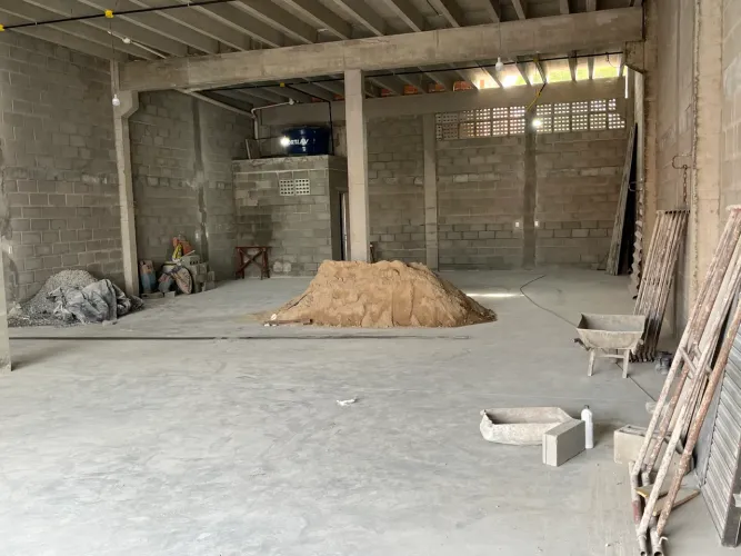 GALPÃO COM PORTÃO AUTOMÁTICO 