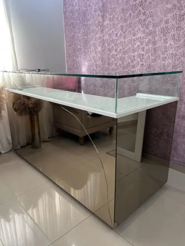 Balcão Expositor Premium 1,79m com Vidro Temperado 10mm e Gavetas